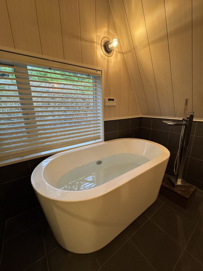 urabandai-base-bathroom-freestanding-bathtub-window-01