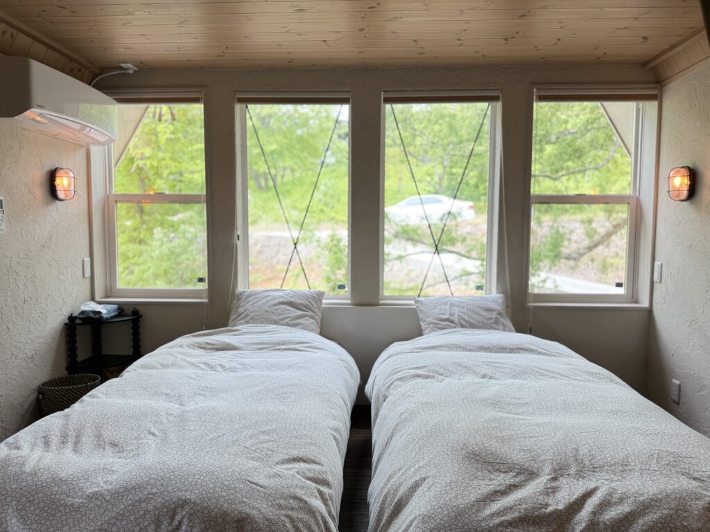 urabandai-base-twin-bedroom-forest-view-01 urabandai-base-twin-bedroom-forest-view-01