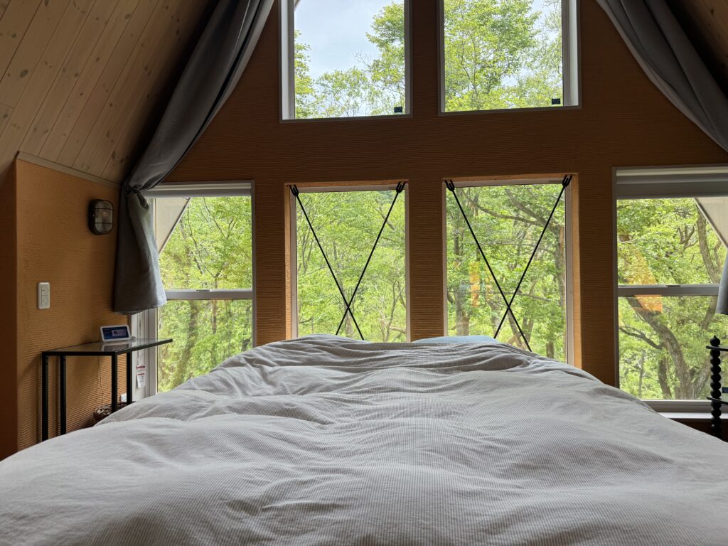 urabandai-base-master-bedroom-queen-forest-view-01