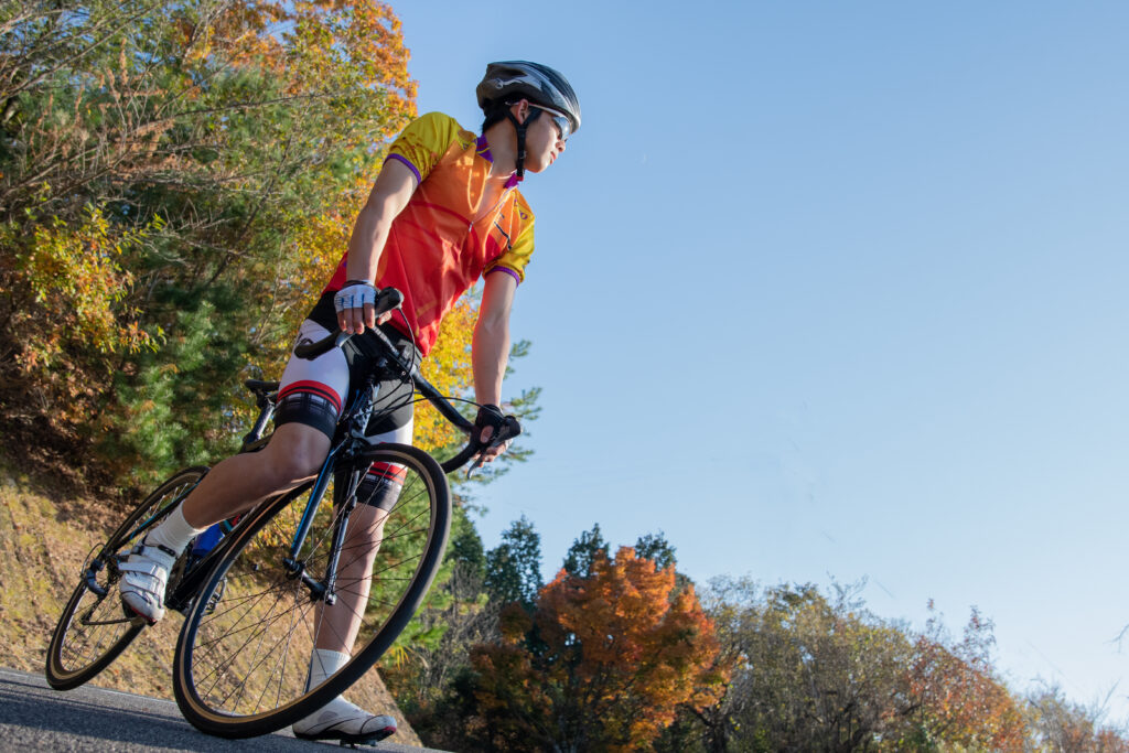 ロードバイクで走る男性